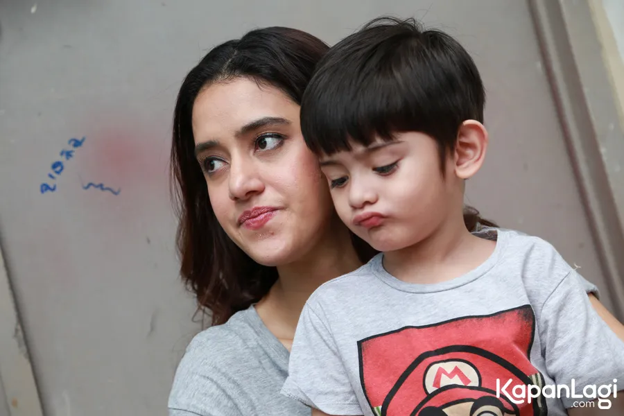 Galih menghitung sudah sekitar 8 bulan ia tak diperbolehkan bertemu dengan anaknya, King Faaz Arafiq oleh mantan istrinya, Fairuz © KapanLagi.com