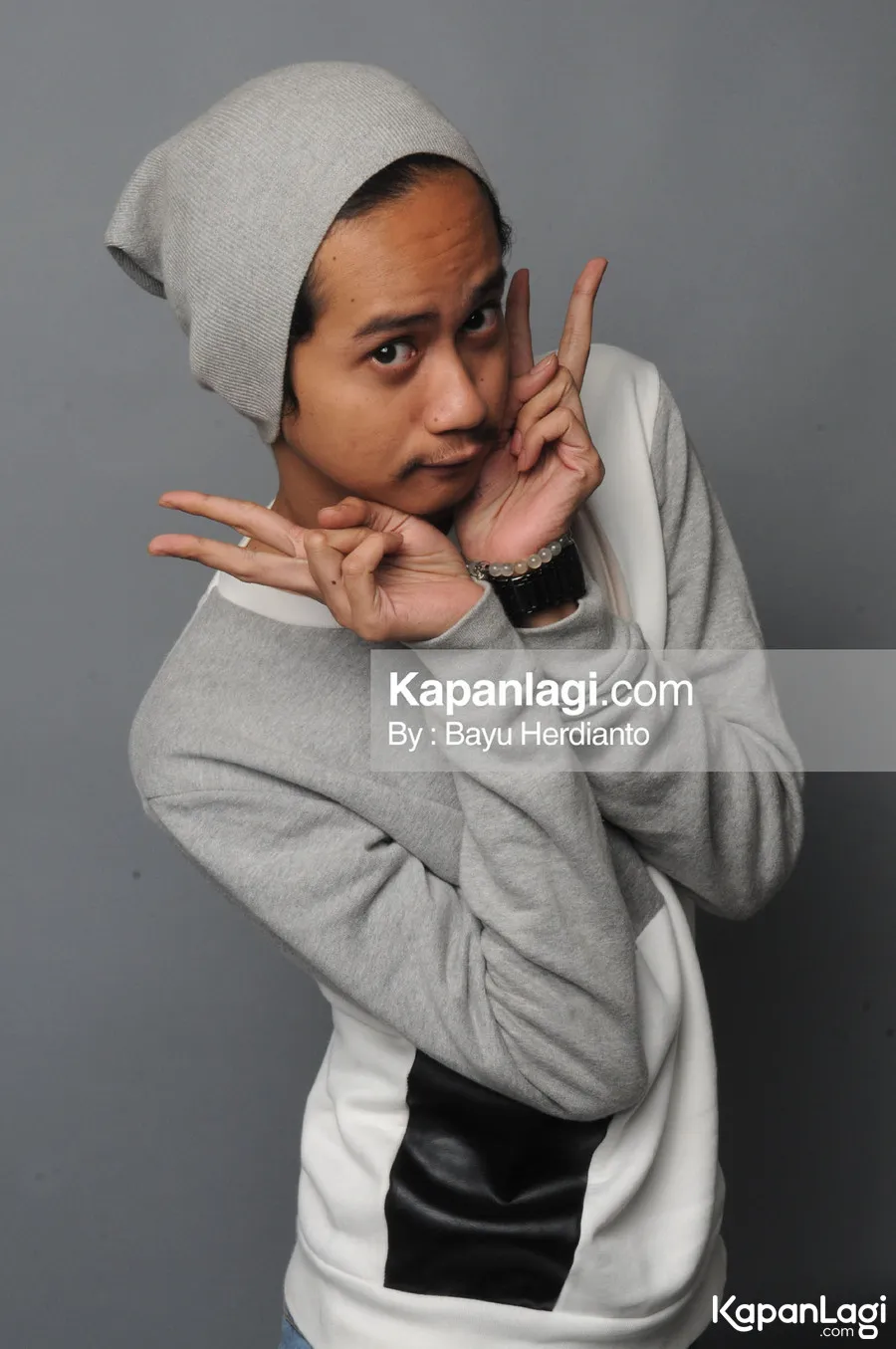 Yoga Arizona berakting dengan gaya menirukan wanita. © KapanLagi.com/Bayu Herdianto
