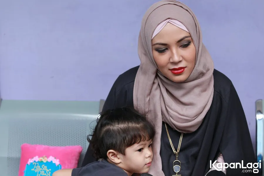 Ratna Galih miliki rasa penasaran untuk melahirkan anak perempuan © KapanLagi.com®/Agus Apriyanto
