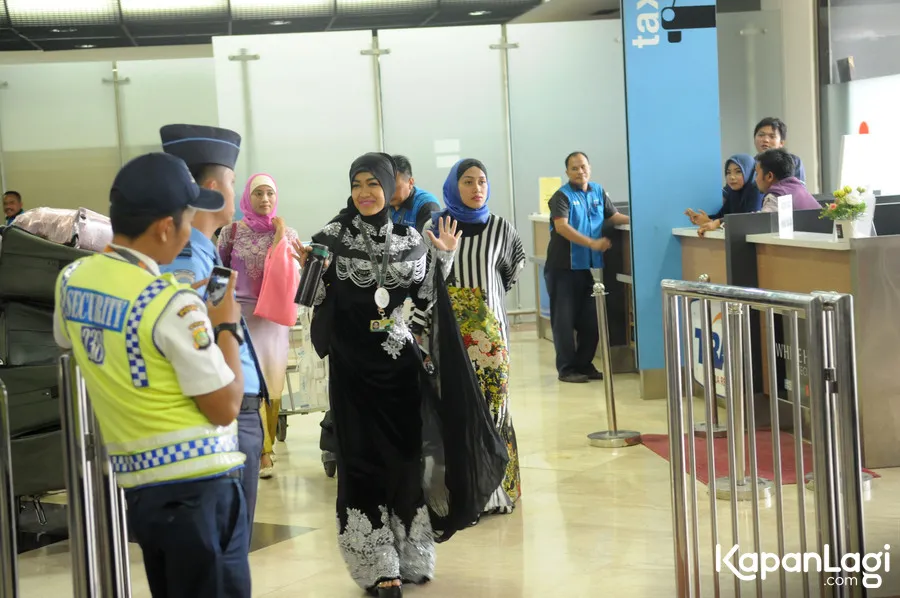 Jupe saat datang di Bandara Soekarno-Hatta dari ibadah umrahnya © KapanLagi.com®/Bayu Herdianto