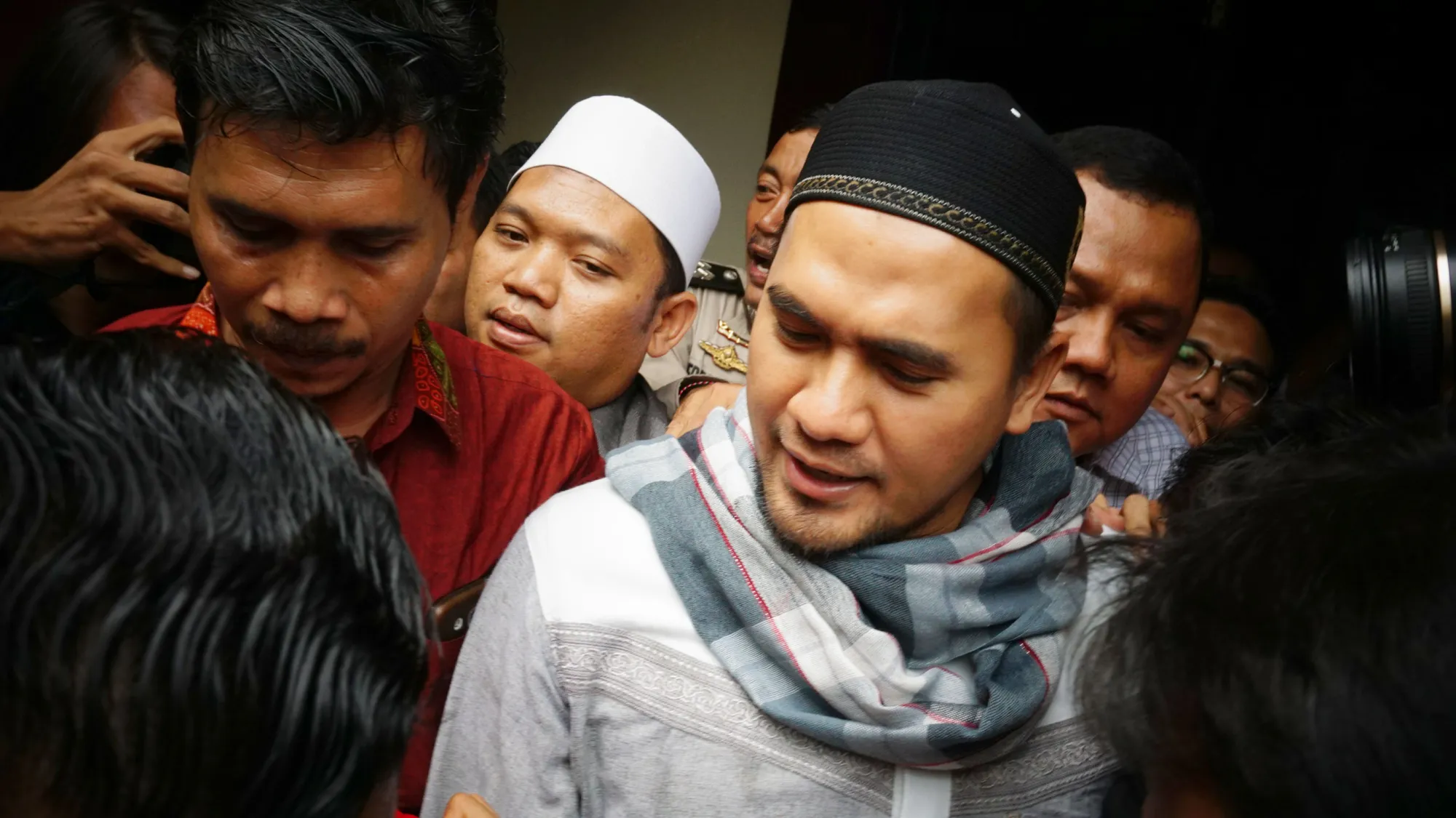 Wajah tenang Saipul Jamiell setelah selesai salat Jum'at di Kepolisian © KapanLagi.com/Agus Apriyanto