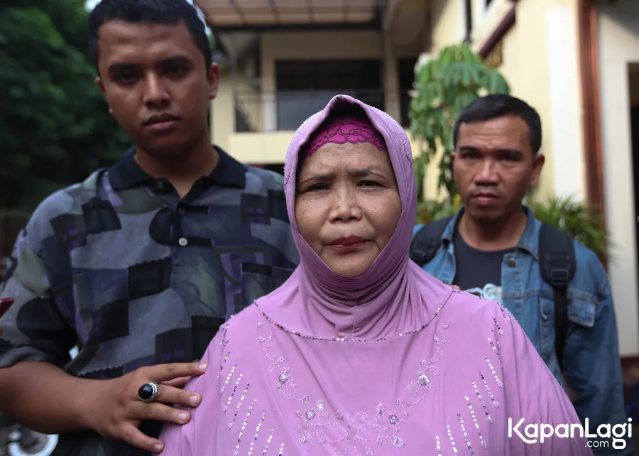 Sumarni yakin anak angkatnya tidak homo. / ©KapanLagi.com®/Budu Santoso