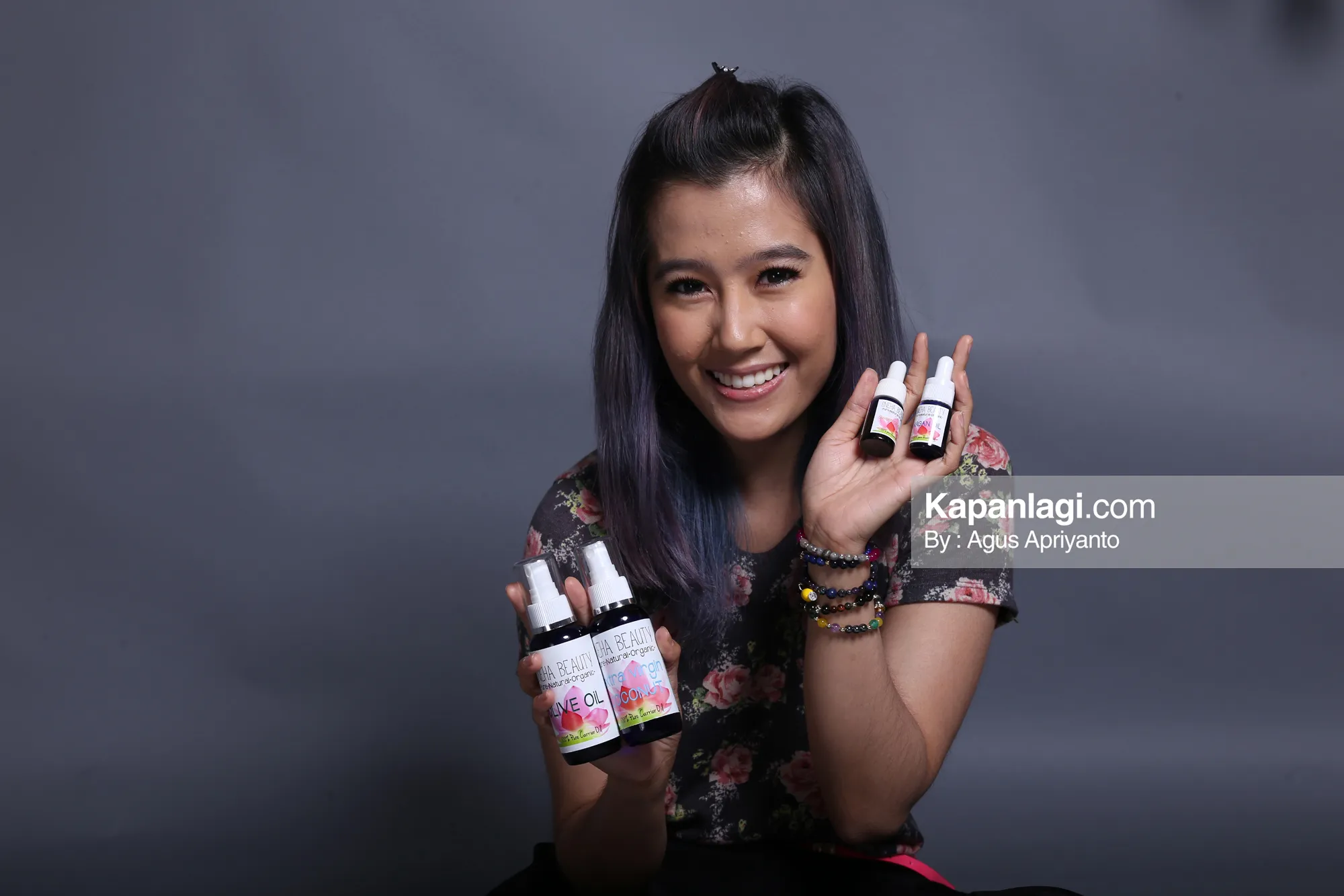 Selain gelang, Rasti kini mulai mencoba memasarkan produk kecantikannya itu © KapanLagi.com/Agus Apriyanto