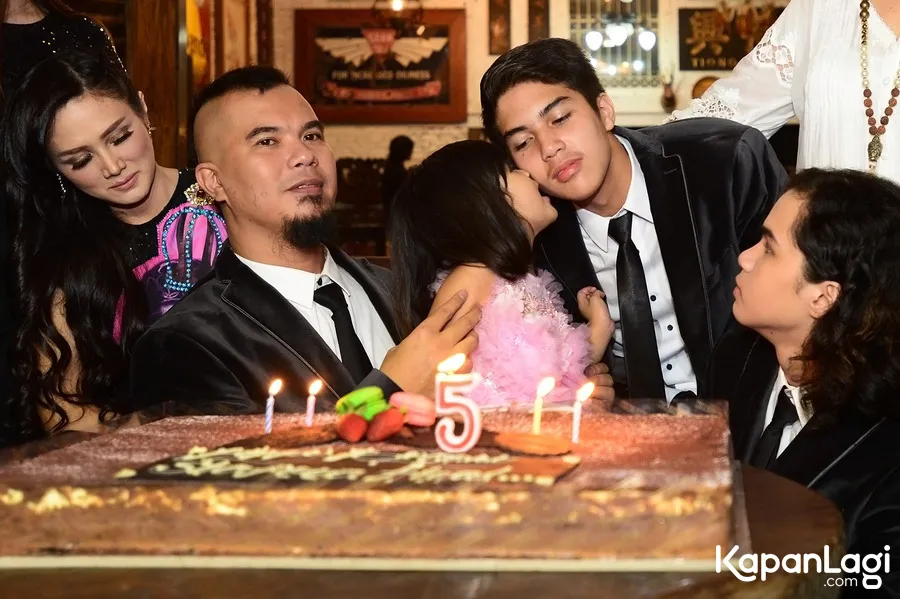 Dhani akan tayangkan proses lahiran Mulan secara live? © KapanLagi.com®/Bambang E Ros