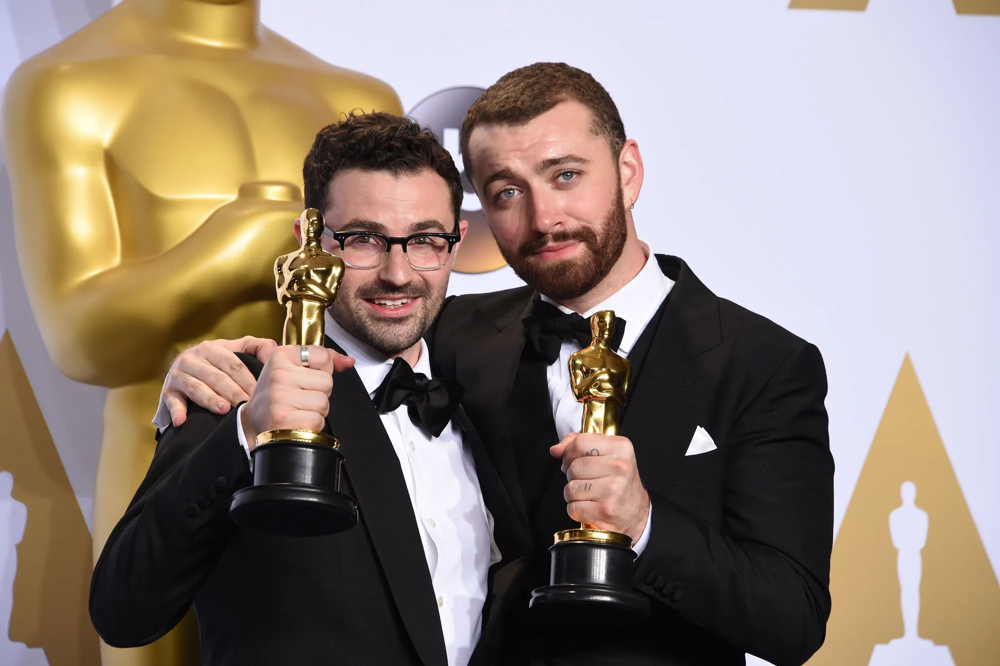 Sam Smith persembahkan kemenangannya buat kaum LGBT © AFP