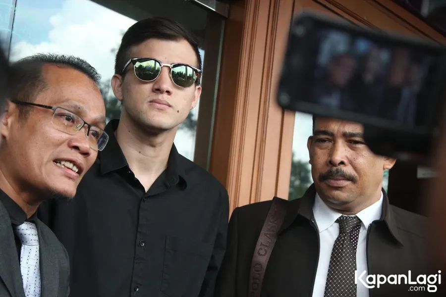 Stuart Collin datang bersama pengacara barunya, Denny Lubis © KapanLagi.com®/Agus Apriyanto
