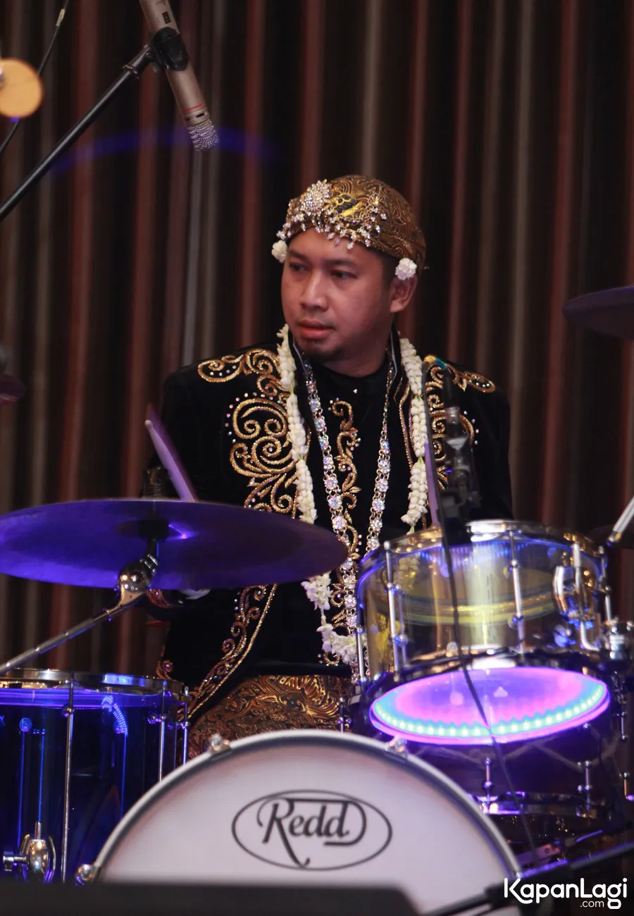 Konde saat bermain drum di acara resepsi pernikahan. © KapanLagi.com/Muhammad Akrom Sukarya