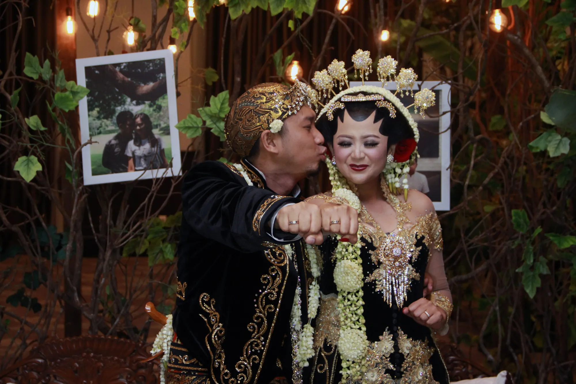 Konde Samsons dan istri dapatkan kado teristimewa dari para personel Samsons © KapanLagi.com/Muhammad Akrom Sukarya