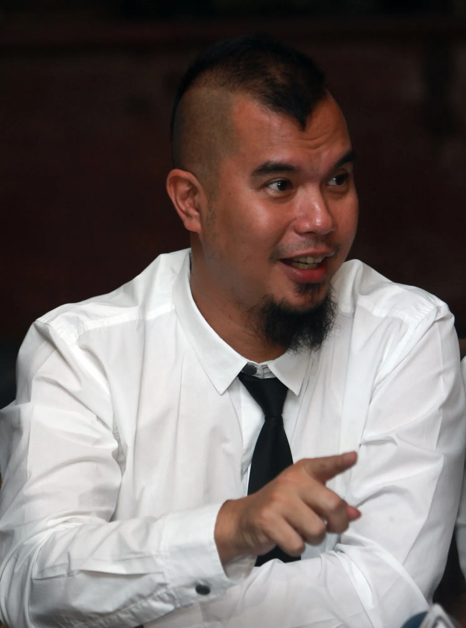 Ahmad Dhani pakai putih dengan dasi sebagai 'kostum' pencalonannya nanti ©KapanLagi.com®/Muhammad Akrom Sukarya