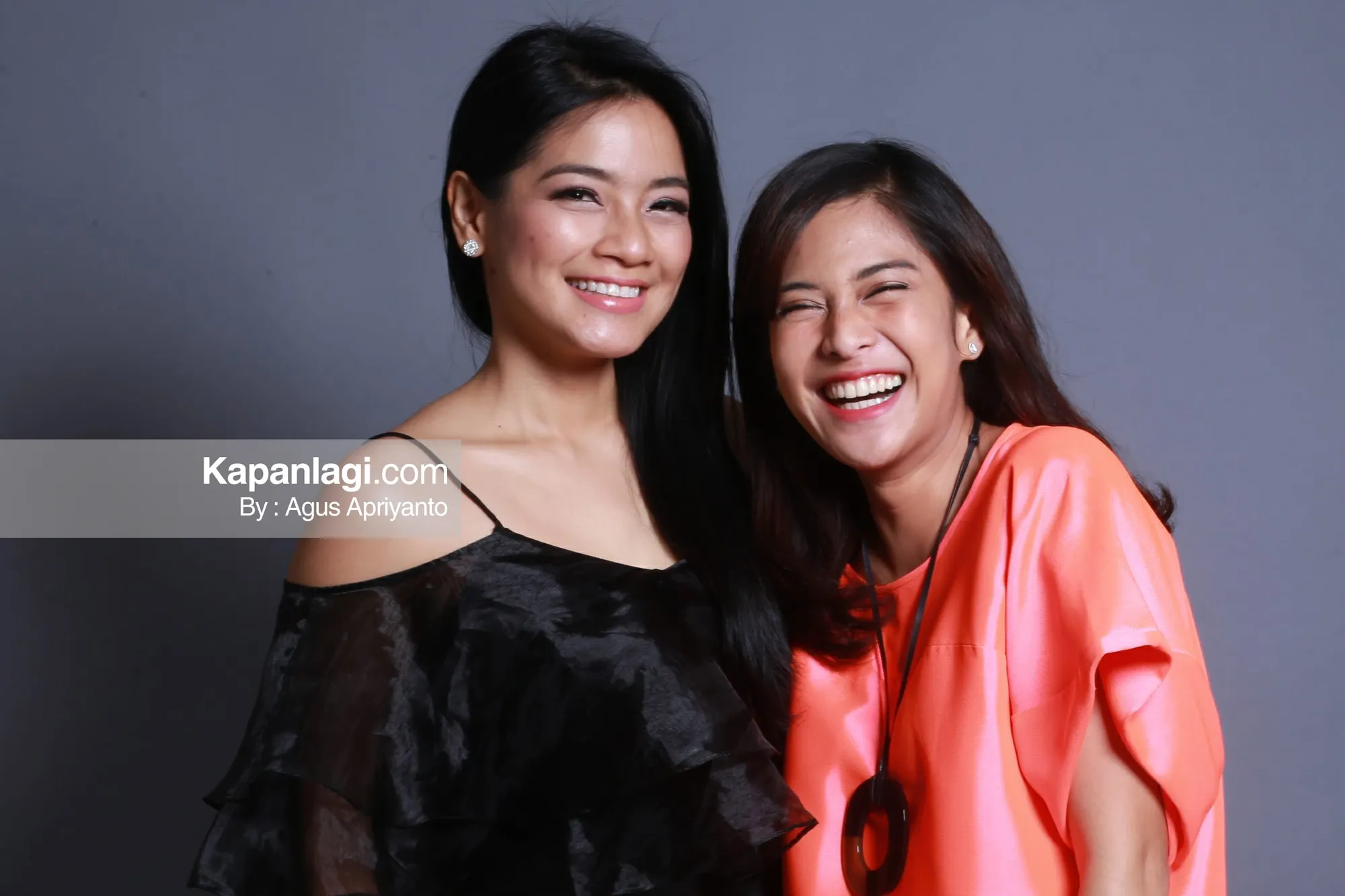 Tetap dapat antusias tinggi, Dian Sastro dan Titi tidak dapat menyembunyikan perasaan senangnya © KapanLagi.com/Agus Apriyanto