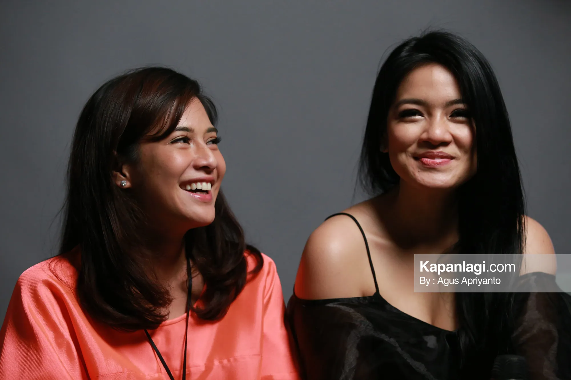 Main ke kantor KapanLagi.com®, Dian Sastro dan Titi Kamal buka-bukaan soal scene aib mereka © KapanLagi.com/Agus Apriyanto