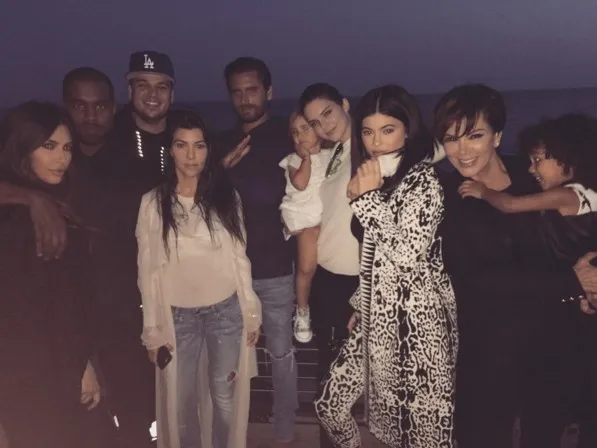 Family gathering Rob dan keluarga Kardashian untuk kali pertama © dailymail.co.uk