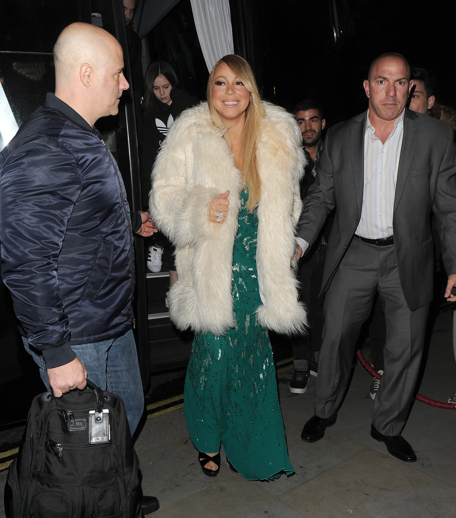 Menurut laporan Daily Mail, Mariah Carey masih terlihat mengenakan cincin pertunangannya dengan James Packer © TPG Images