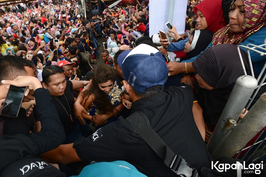 Tina tak sangka antusiasme penonton sampai seperti ini ©KapanLagi.com®/Bambang E Ros