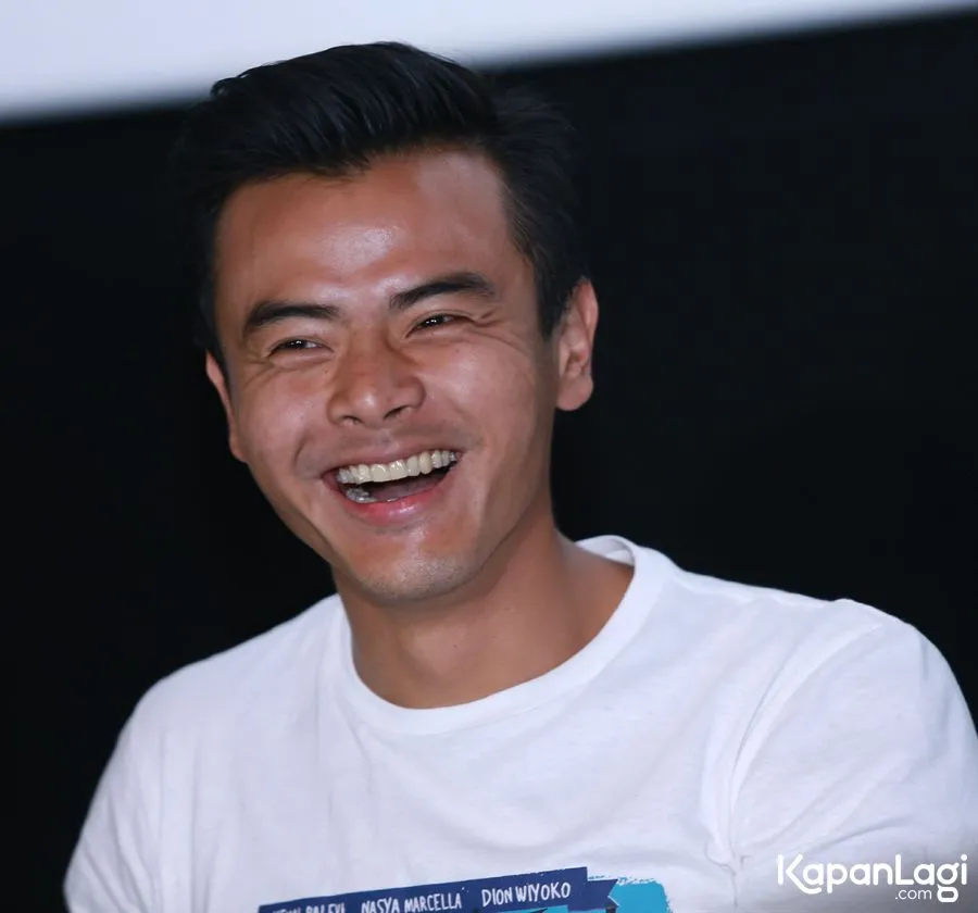 Sering tampil casual, Dion Wiyoko ternyata makin pede kala memakai suit atau jas © Kapanlagi.com/Agus Apriyanto