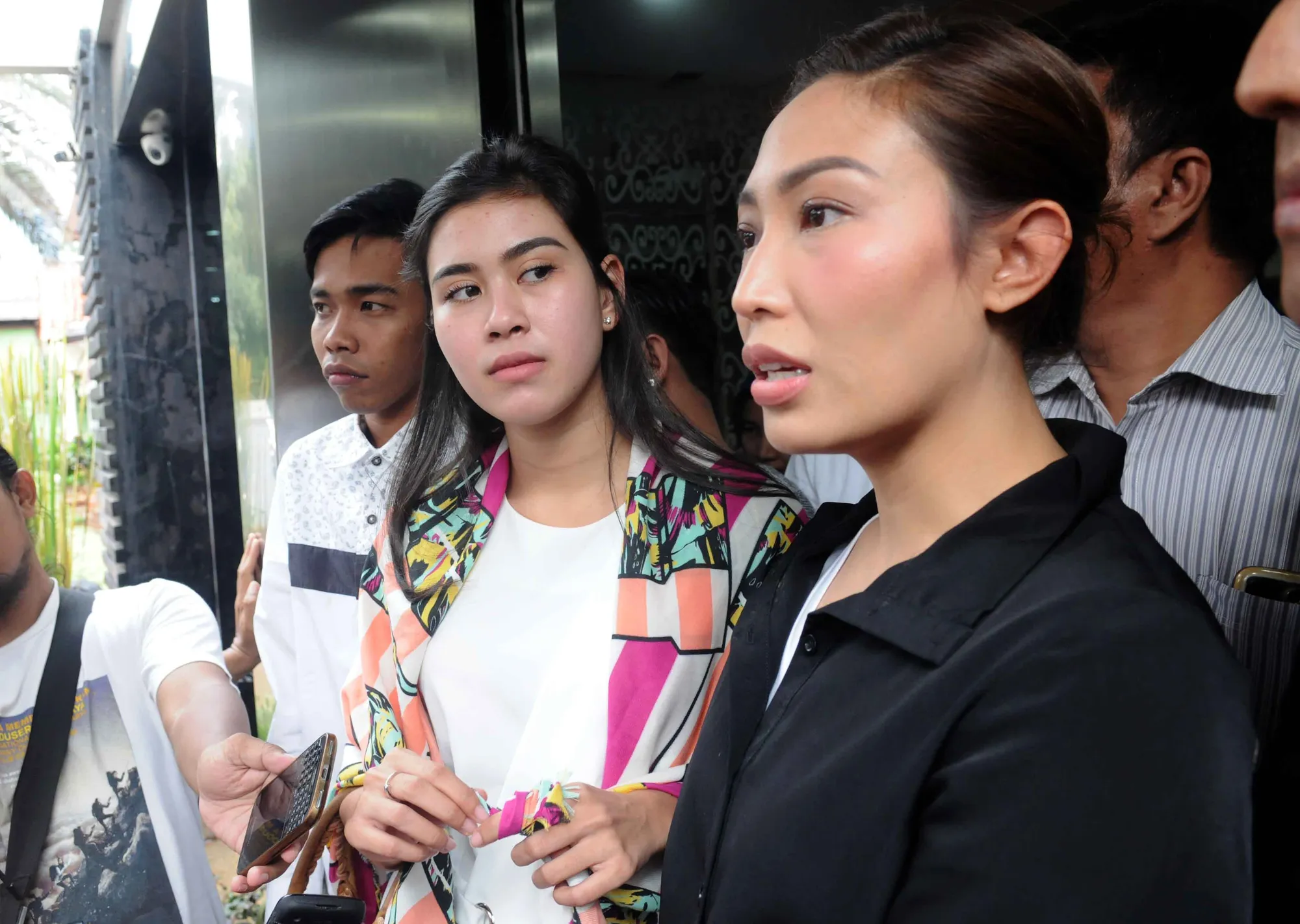 Ayu Dewi, saat memenuhi panggilan Polisi atas kasus Zaskia Gotik pada bulan Maret © KapanLagi.com/Bayu Herdianto