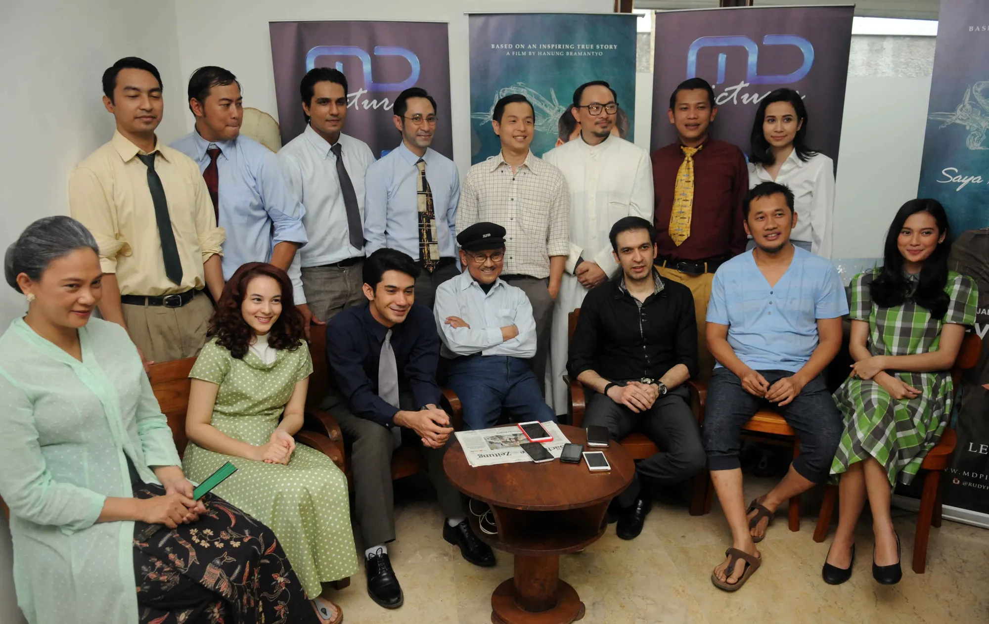 Angkat kisahnya, BJ Habibie tak ingin melewatkan kesempatan untuk melihat langsung proses syuting film 'RUDY HABIBIE' © KapanLagi.com/Bayu Herdianto