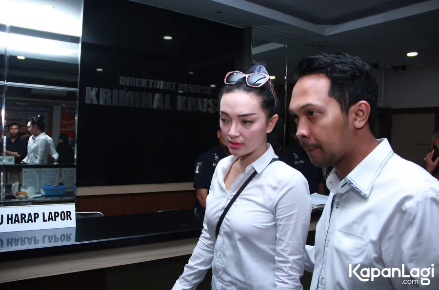 Zaskia Gotik datangi Polda Metro Jaya bersama sang kekasih © KapanLagi.com®/Muhammad Akrom Sukarya