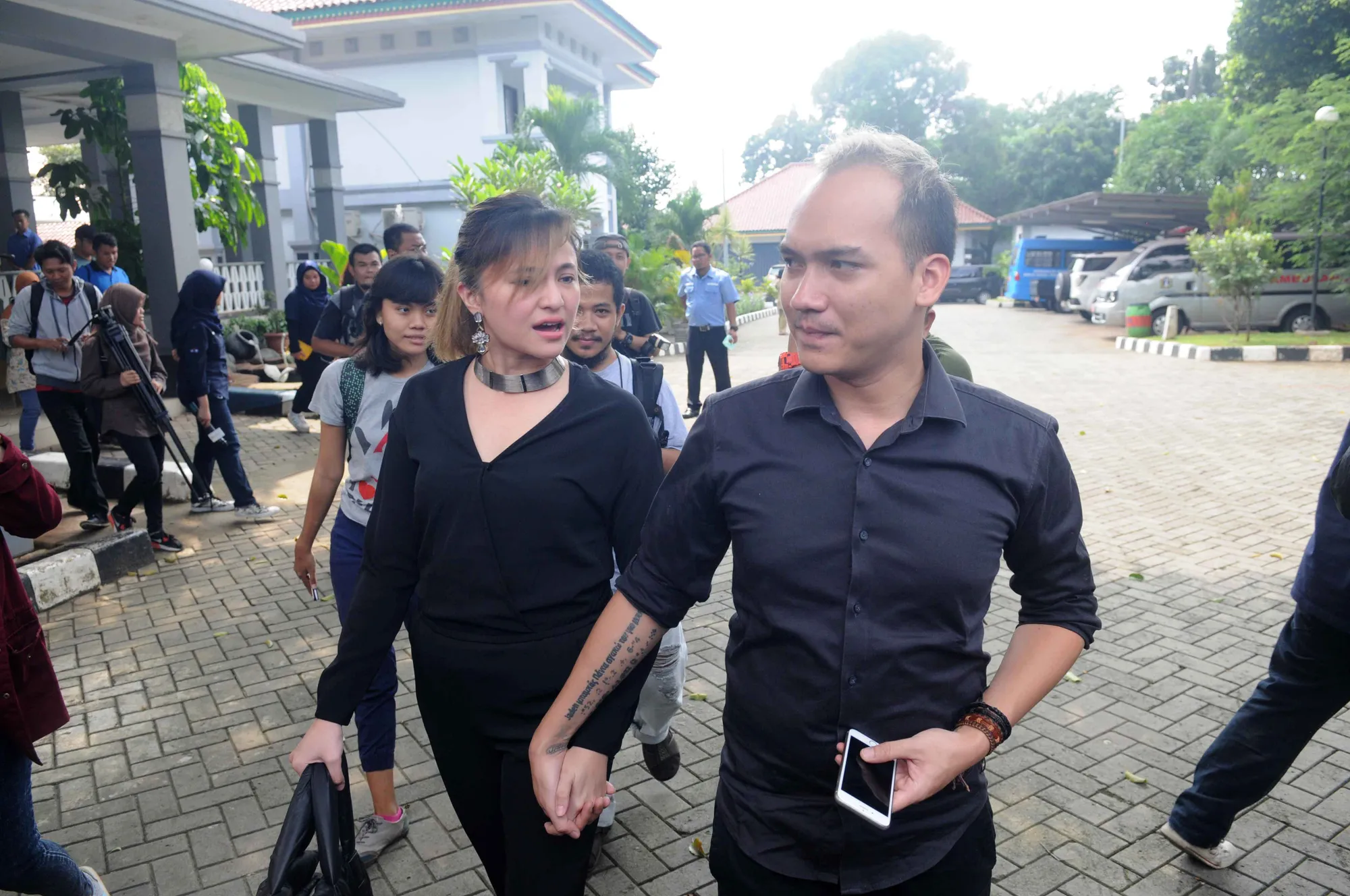 Marshanda dan Egi John memberikan presscon soal ayah di Pantai Sosial. ©KapanLagi.com/Bayu Herdianto
