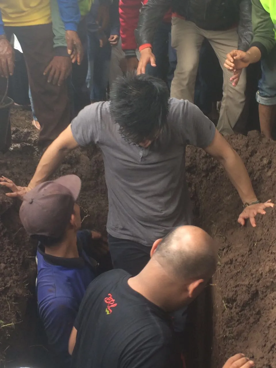 Ariel tegar mengantar ayahanda ke tempat peristirahatan terakhirnya ©KapanLagi.com®/Mathias Purwanto