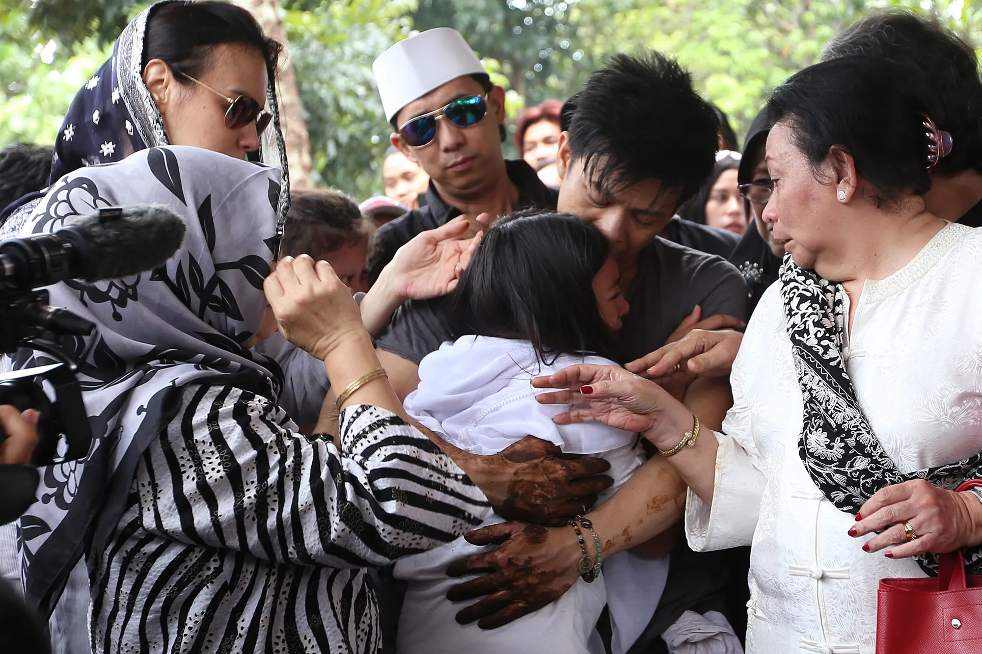 Tangis Ariel pun pecah melihat putri semata wayangnya meneteskan air mata untuk sang kakek. Foto: Busan