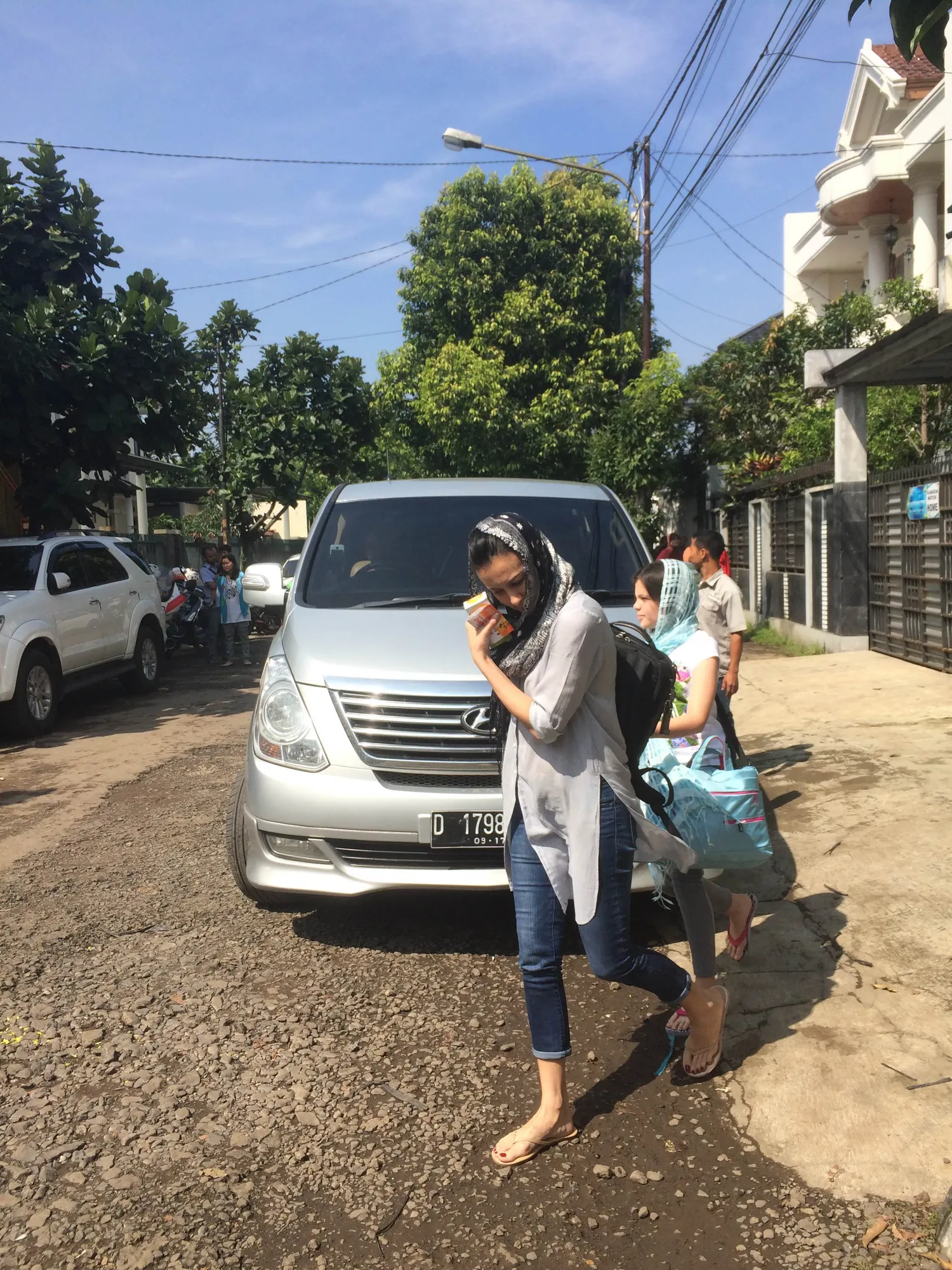 Sophia datang ke rumah Ariel ditemani Manuella ©KapanLagi.com®/Mathias Purwanto