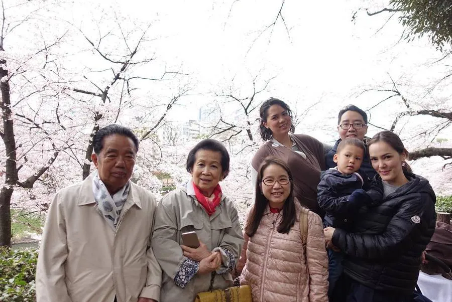 Cathy Sharon bersama keluarga sang suami ke Jepang © Instagram.com/CahtySharon