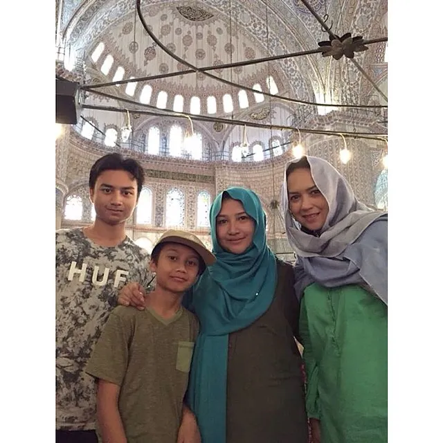 Ira Wibowo bersama ketiga anaknya © Instagram.com