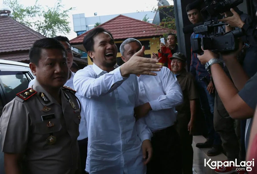 Bang Ipul berjalan bebas tanpa borgol selama pemeriksaan © KapanLagi.com®/Agus Apriyanto