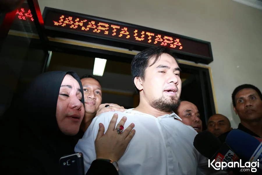 Saipul Jamiell nyanyikan keras lagu Rhoma Irama dari balik sel pengadilan © Kapanlagi.com