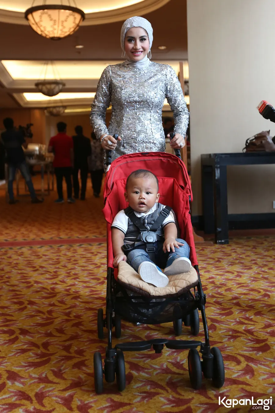 Shinta kenalkan Arkan, putra gantengnya © KapanLagi.com®/Budy Santoso