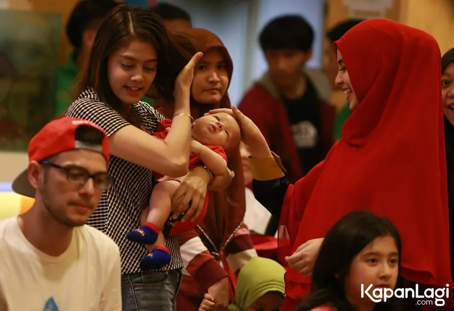 Biby Alraen gendong Arkana © KapanLagi.com®/Agus Apriyanto