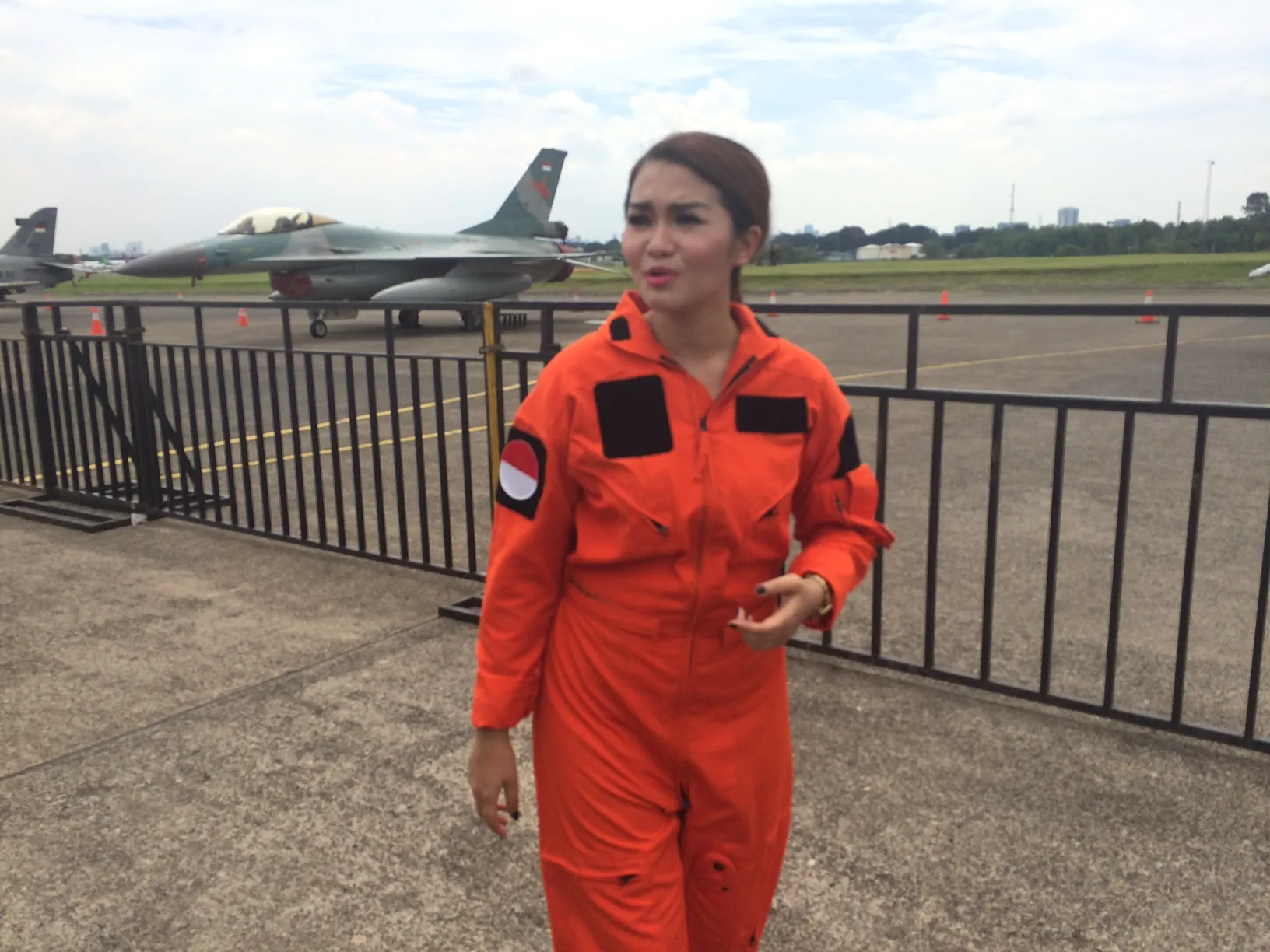 Fitri Carlina dapat kesempatan untuk melihat pesawat milik TNI AU © KapanLagi.com®/Hendra Gunawan