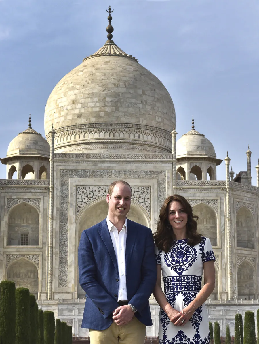 Saat mengunjungi Taj Mahal, Pangeran William dan Kate Middleton masih tetap santun © TPG IMAGES