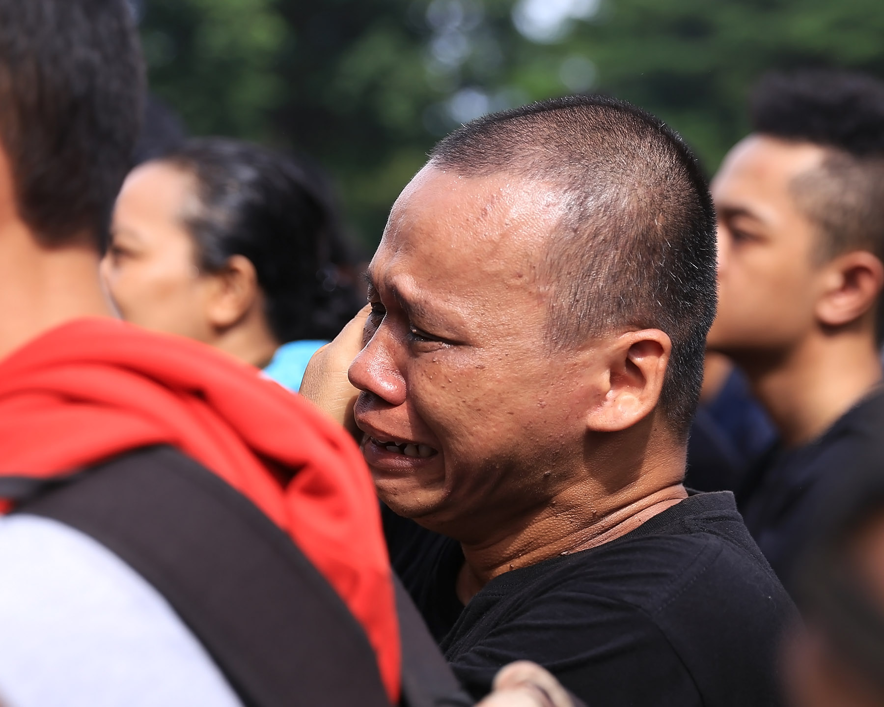 Seorang metalhead tampak mengusap air matanya berkali-kali © KapanLagi.com/Bambang E. Ros