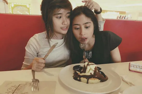 Dunia maya sempat heboh dengan Vlog yang dibuat oleh Prilly Latuconsina © Instagram.com
