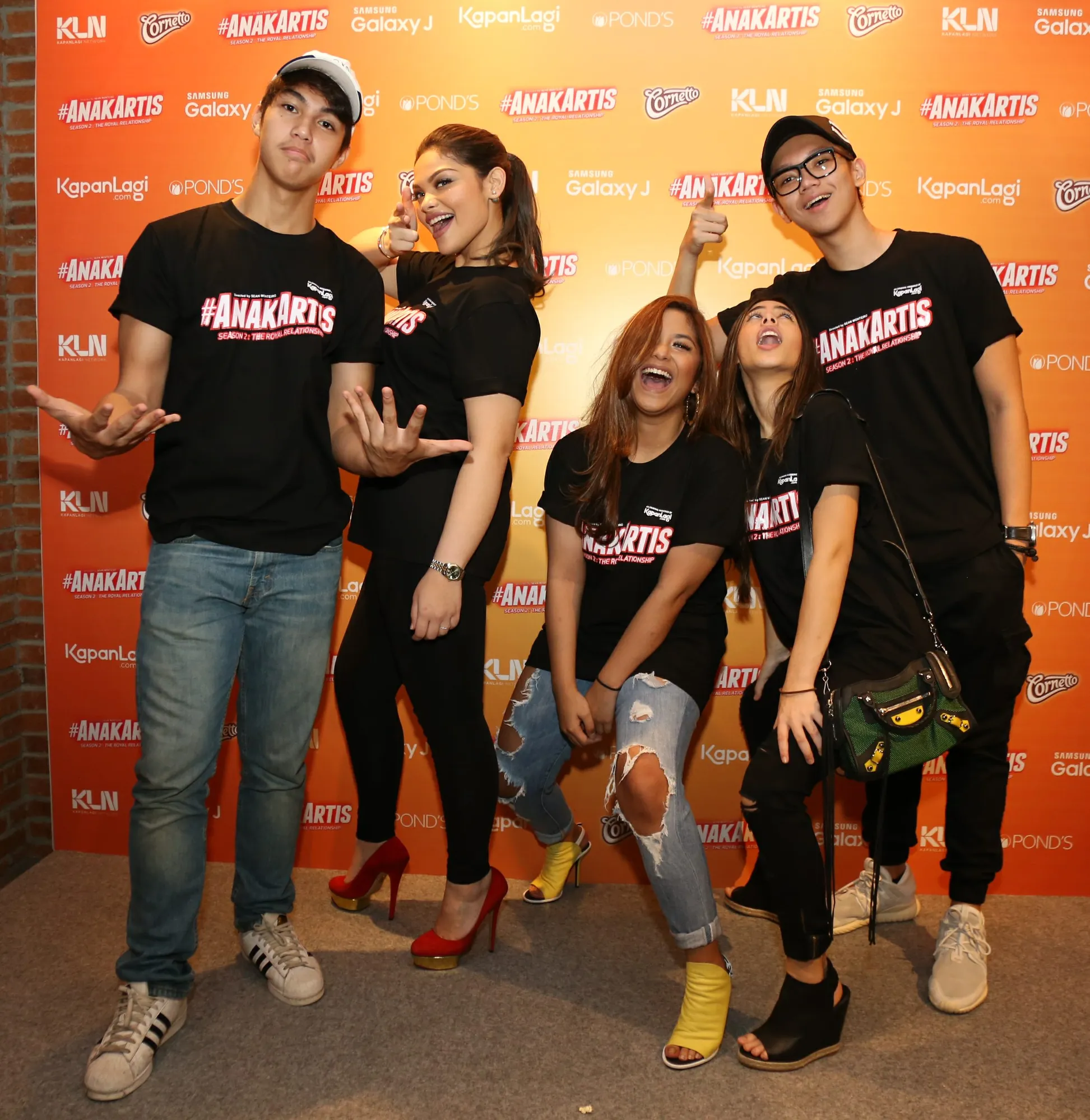 Kedekatan para casts #AnakArtis tetap sama baik saat maupun di luar syuting, sweet! © KapanLagi.com/Agus Apriyanto