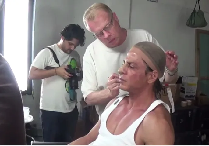Pejuangan keras SRK di 'FAN' belum mendapatkan hasil memuaskan ©youtube/yrf