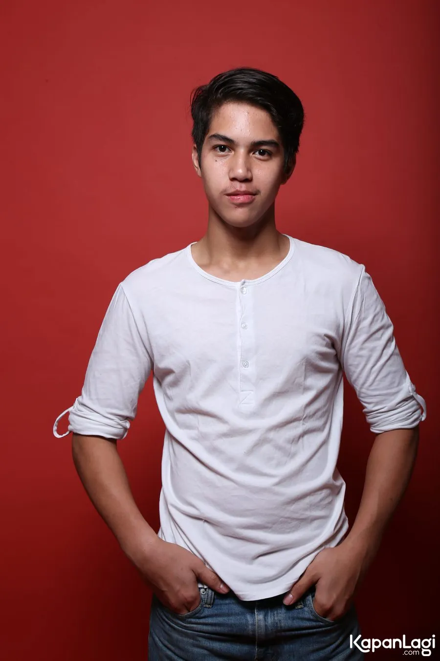 El Rumi tiba di venue dan beli tiket untuk menonton konser ayahnya © KapanLagi.com/Agus Apriyanto