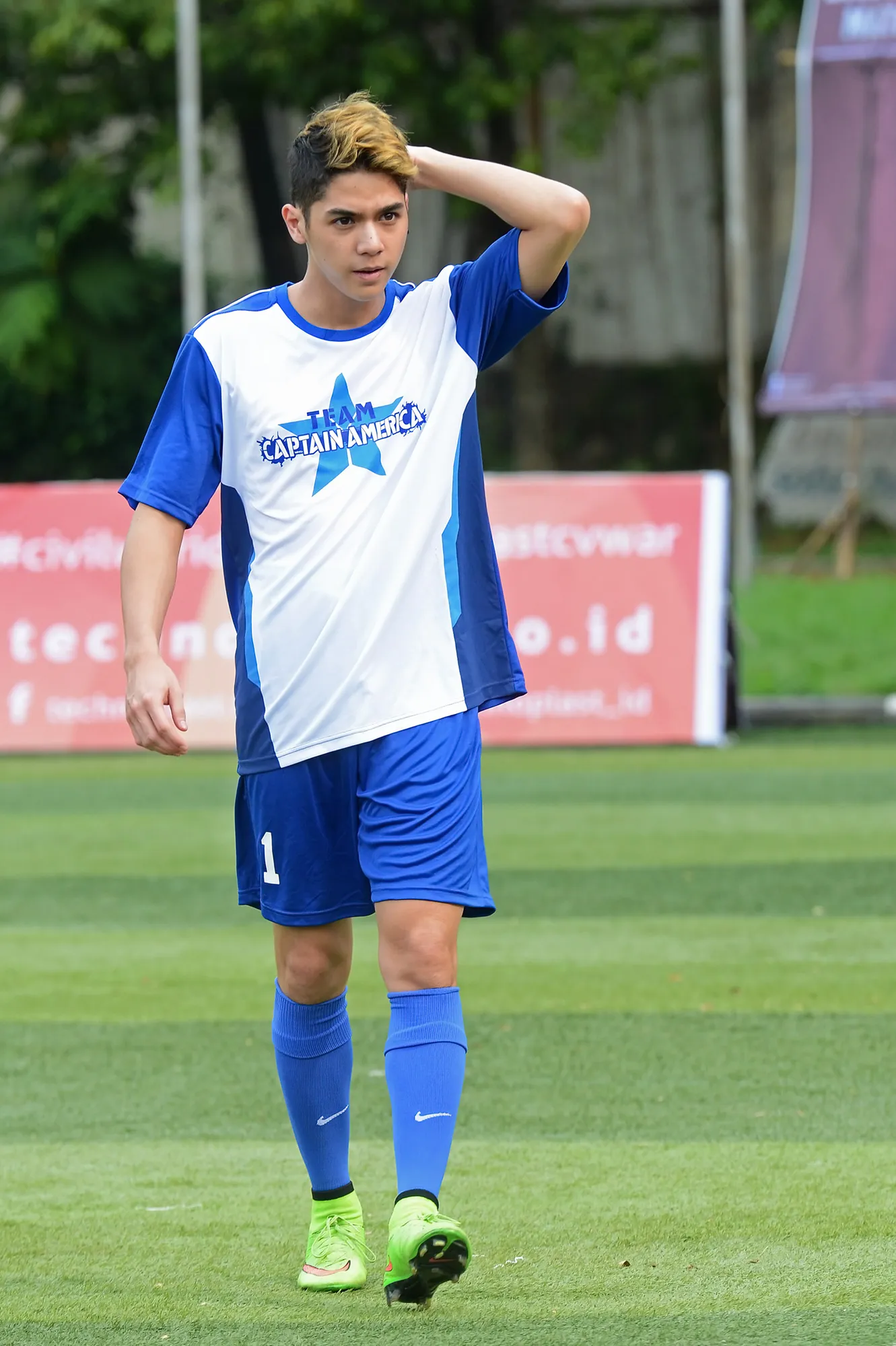Al Ghazali harus akui keunggulan adiknya di pertandingan sepakbola © KapanLagi.com®/Bambang E Ros