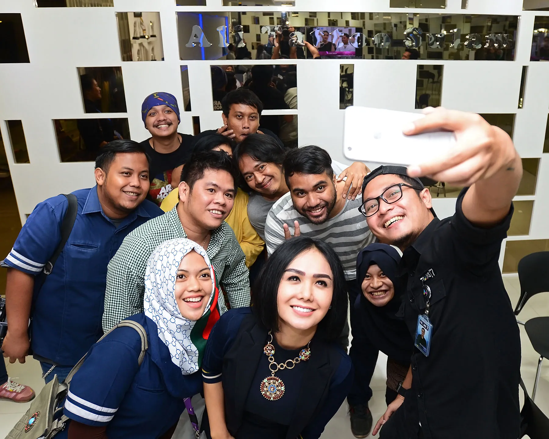 Tampak lebih fresh! Yuni Shara mendapat rekomendasi sulam alis dari Krisdayanti © KapanLagi.com/Bambang E. Ros