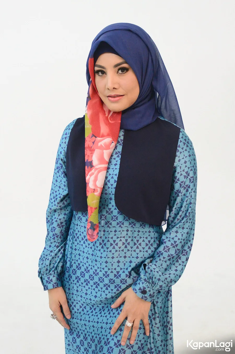 Cici nikmati job baru sebagai travel agent © KapanLagi.com®/Bambang E Ros