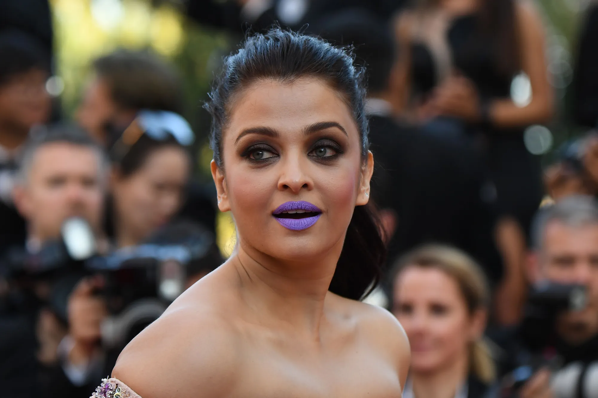 Aishwarya diminta pecat MUA yang mendandaninya dengan lipstik ungu ©AFP