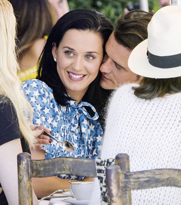 Katy Perry dan Orlando Bloom makin mesra © dailymail.co.uk