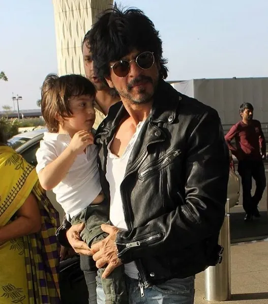 Menidurkan AbRam Khan jadi kebahagiaan luar biasa buat Shahrukh ©instagram/srk_lovers