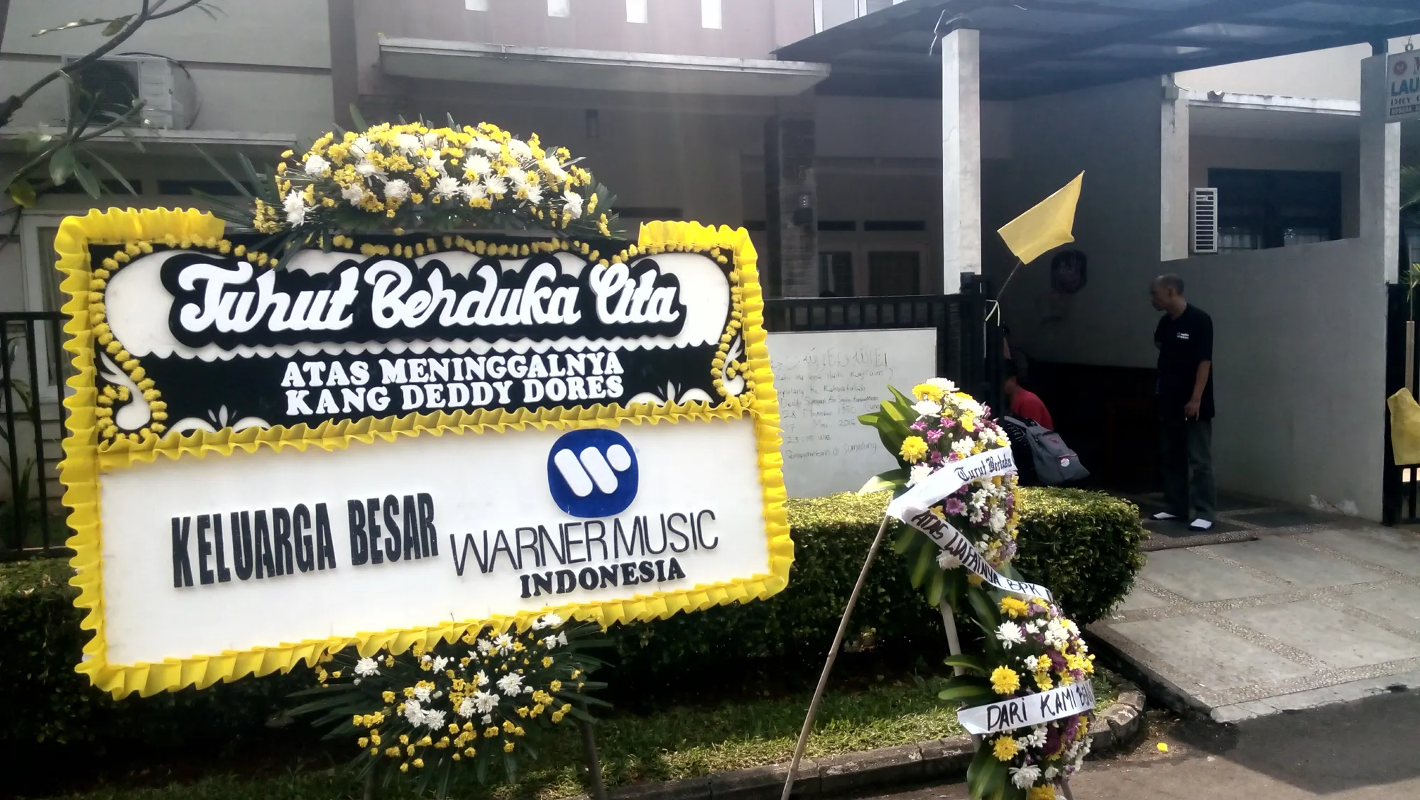 Detik-detik terakhir sebelum jenazah Deddy Dores dibawa di Sumedang © KapanLagi.com/Agus Apriyanto