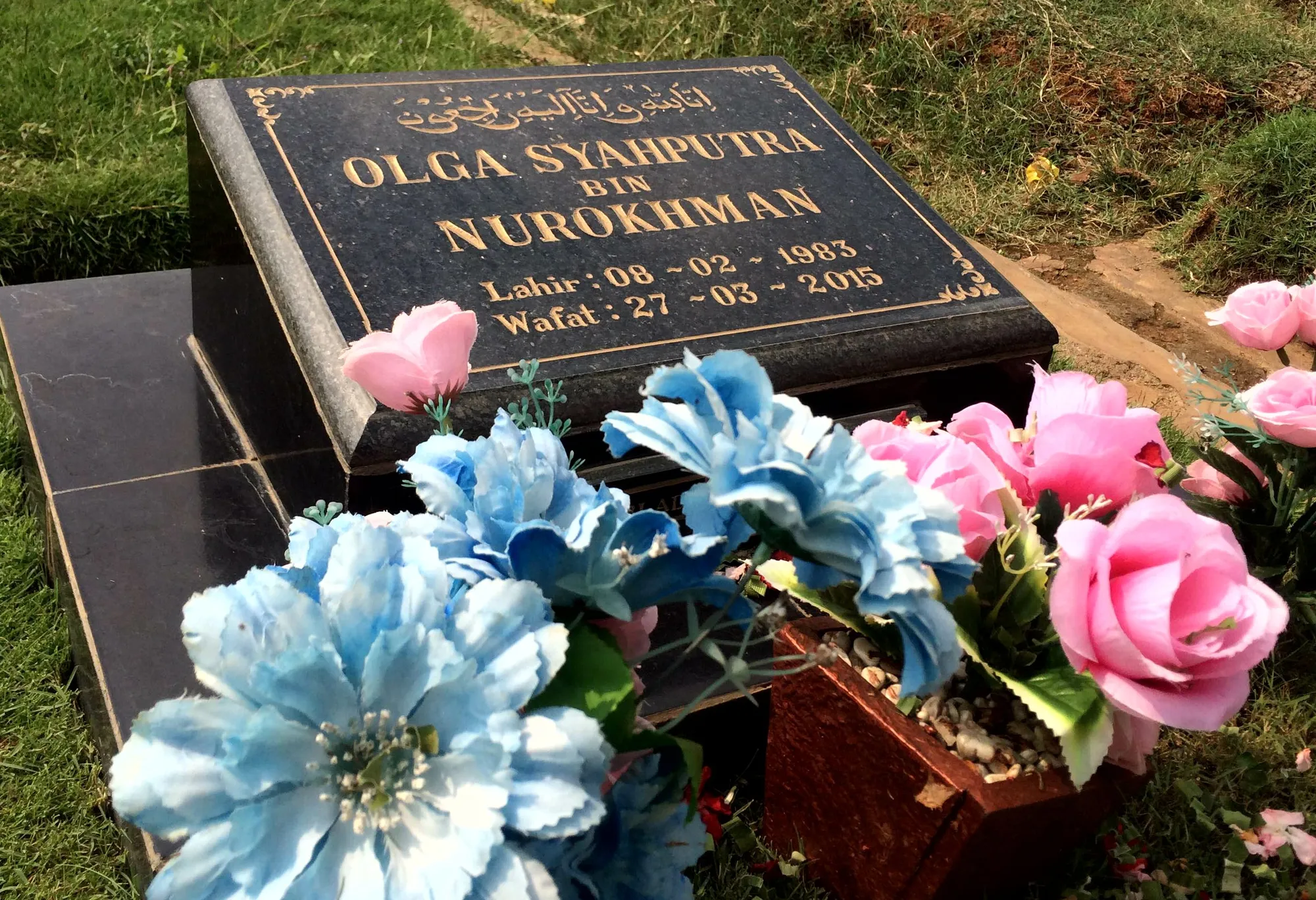 Makam Olga masih sering dikunjungi fans dan sahabat sesama artis © KapanLagi.com®/Agus Apriyanto