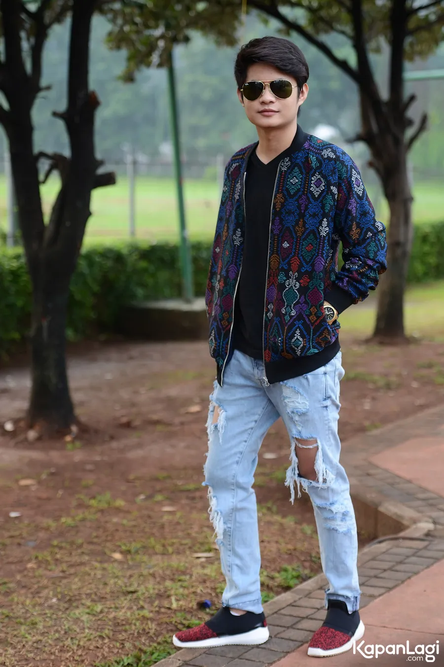 Esal Revano lebih puas belanja langsung di toko. / ©KpanLagi.com®/Bambang E Ros