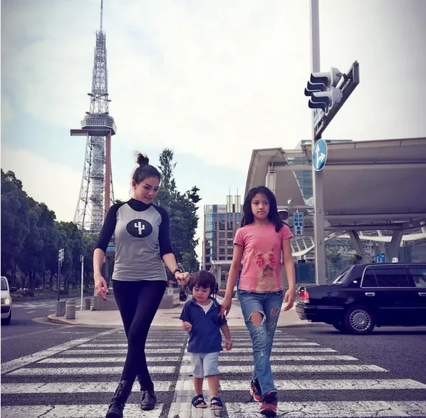 Sudah berumur 10 tahun, Nikita Mirzani minta putri sulungnya Loli untuk berpuasa penuh selama sebulan © Instagram.com
