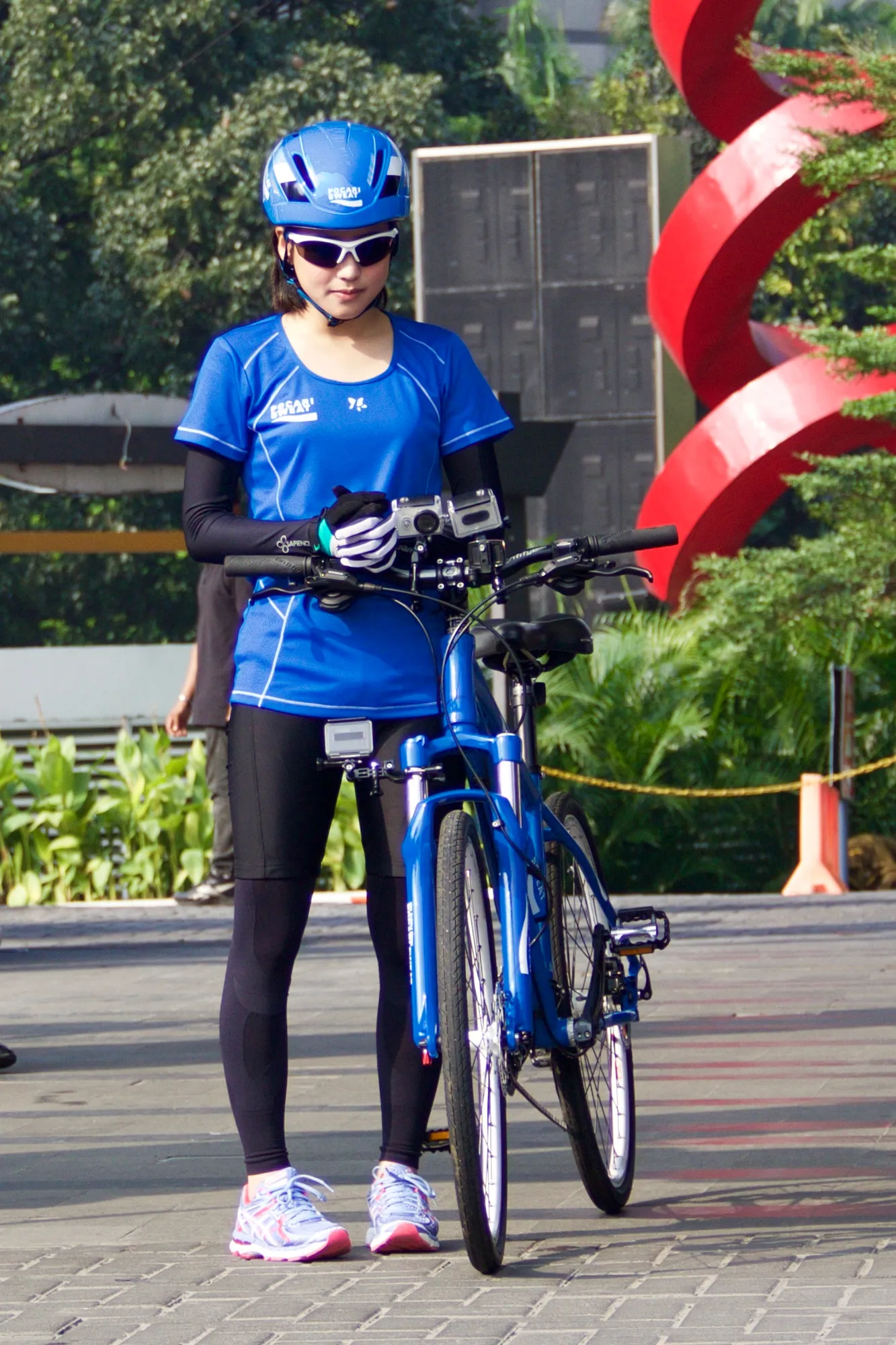 Haruka coba taklukkan tantangan bersepeda dari Jakarta ke Surabaya © KapanLagi.com®/Djoko Poerwanto